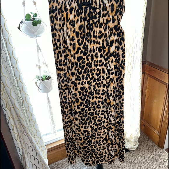 Dresses & Skirts - NWT Boutique leopard print pleated maxi skirt. 🐆